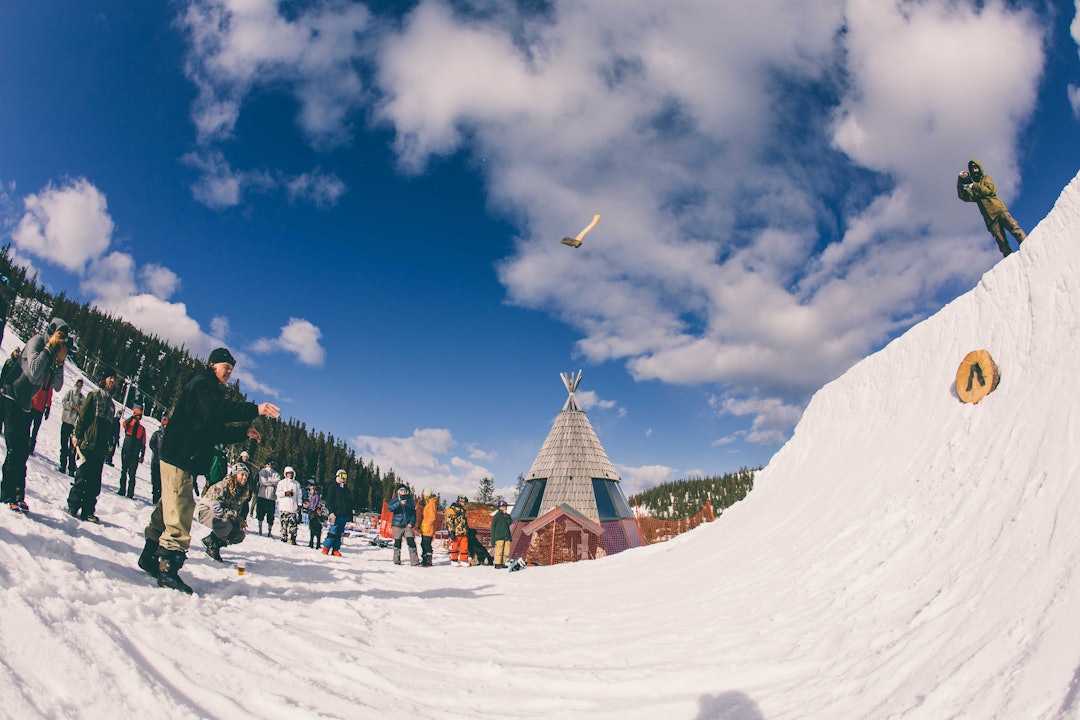 ØKSEKAST: Øksekasting for å kåre hvem som blir Høvdingen av Høgevarde, her fra 2021. Foto: Christopher Baldry Øksekast på Høvdingen av Høgevarde