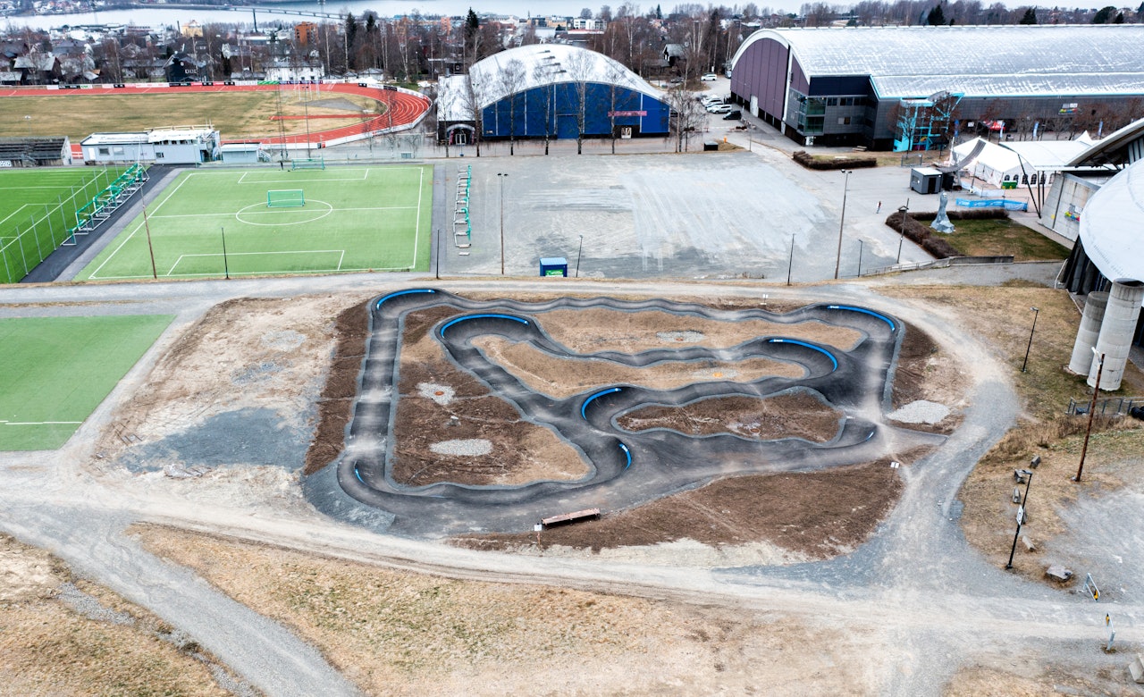 STOR: Pumptracken ved Håkons Hall i Lillehammer har stor boltreplass. Foto: Trailhead Nesbyen/Gisle Johnsen. pumptrack lillehammer