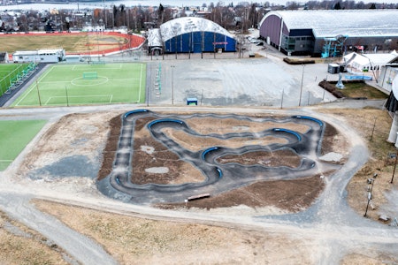 STOR: Pumptracken ved Håkons Hall i Lillehammer har stor boltreplass. Foto: Trailhead Nesbyen/Gisle Johnsen. pumptrack lillehammer