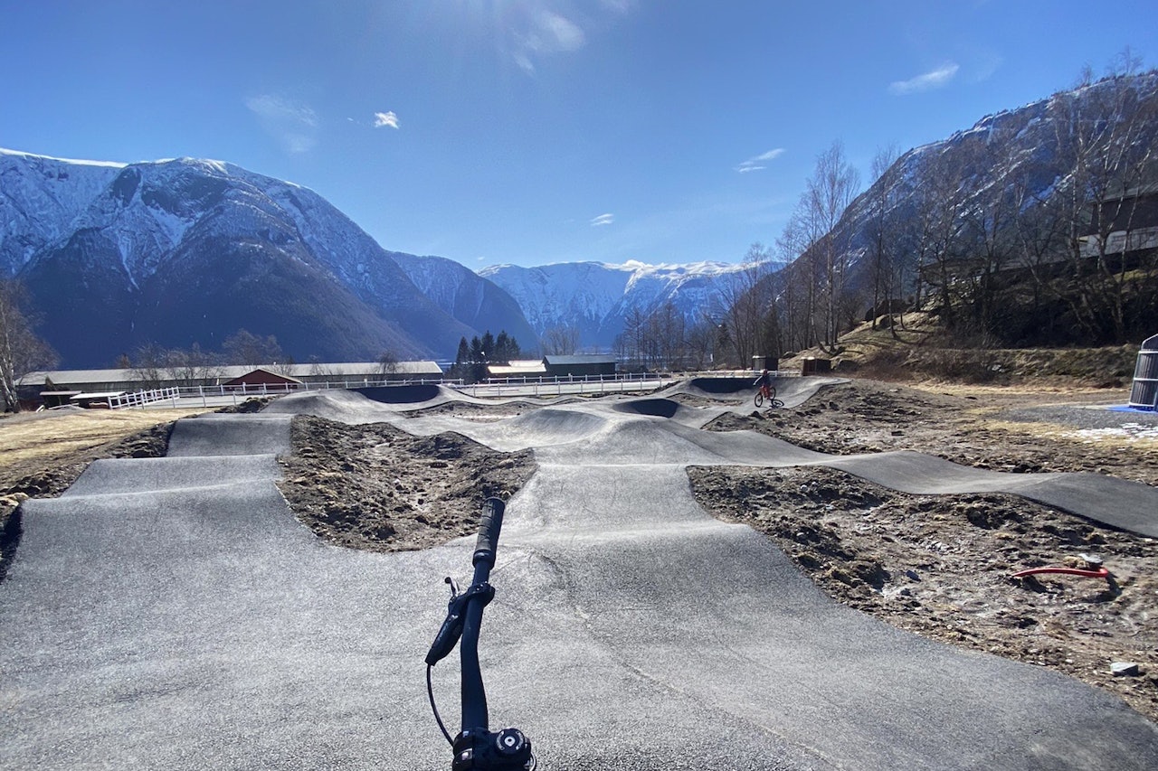 STORE FORHOLD: Pumptracken i Årdal er omgitt av stor natur. Foto: Erlend Ese pumptrack i årdal