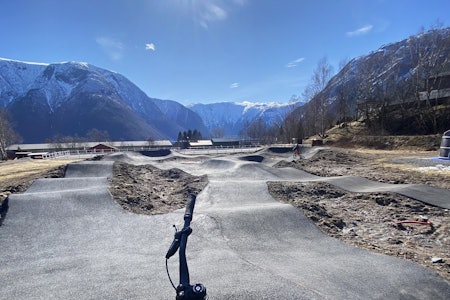 STORE FORHOLD: Pumptracken i Årdal er omgitt av stor natur. Foto: Erlend Ese pumptrack i årdal