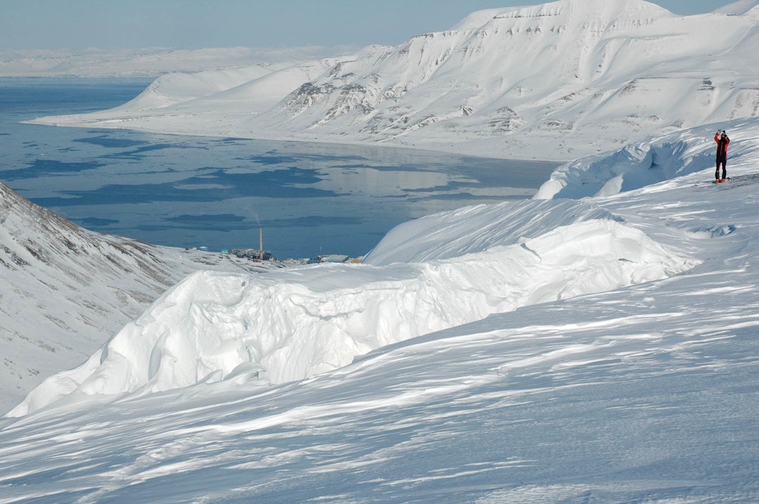 SKAVLFALL: En spenningssprekk som har løsnet en hel skavl fra platået på Gruvefjell på Svalbard. Skavlen fortsatte å vokse til den til slutt kollapset. Foto: Ulli Neumann skavl
