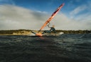 LITT Å HOLDE STYR PÅ: Rett utstyr til rett forhold er alfa og omega for en windsurfer (bildet: Oda Johanne Stokstad Brødholt). Foto: Christian Nerdrum