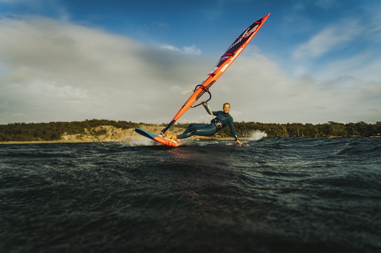 LITT Å HOLDE STYR PÅ: Rett utstyr til rett forhold er alfa og omega for en windsurfer (bildet: Oda Johanne Stokstad Brødholt). Foto: Christian Nerdrum