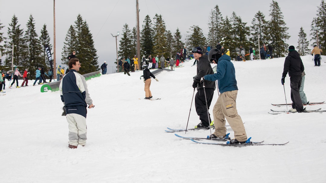 FOLKSOMT: Både nye og gamle jibbere møtte opp for å kjøre med gutta fra Line Traveling Circus. Foto: Fredrik Ouren Jostad Line Traveling Circus railjam I Tryvann, mange folk.