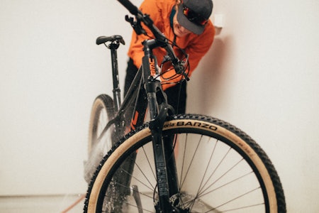 UT PÅ TUR! Hvis du finner fram sykkelen fra vinterdvalen nå, er det flere ting du bør sjekke for en best mulig opplevelse! Vi gir deg tips både til nødvendige reparasjoner og oppgraderinger. Foto: Kristoffer H. Kippernes. gjøre sykkel klar