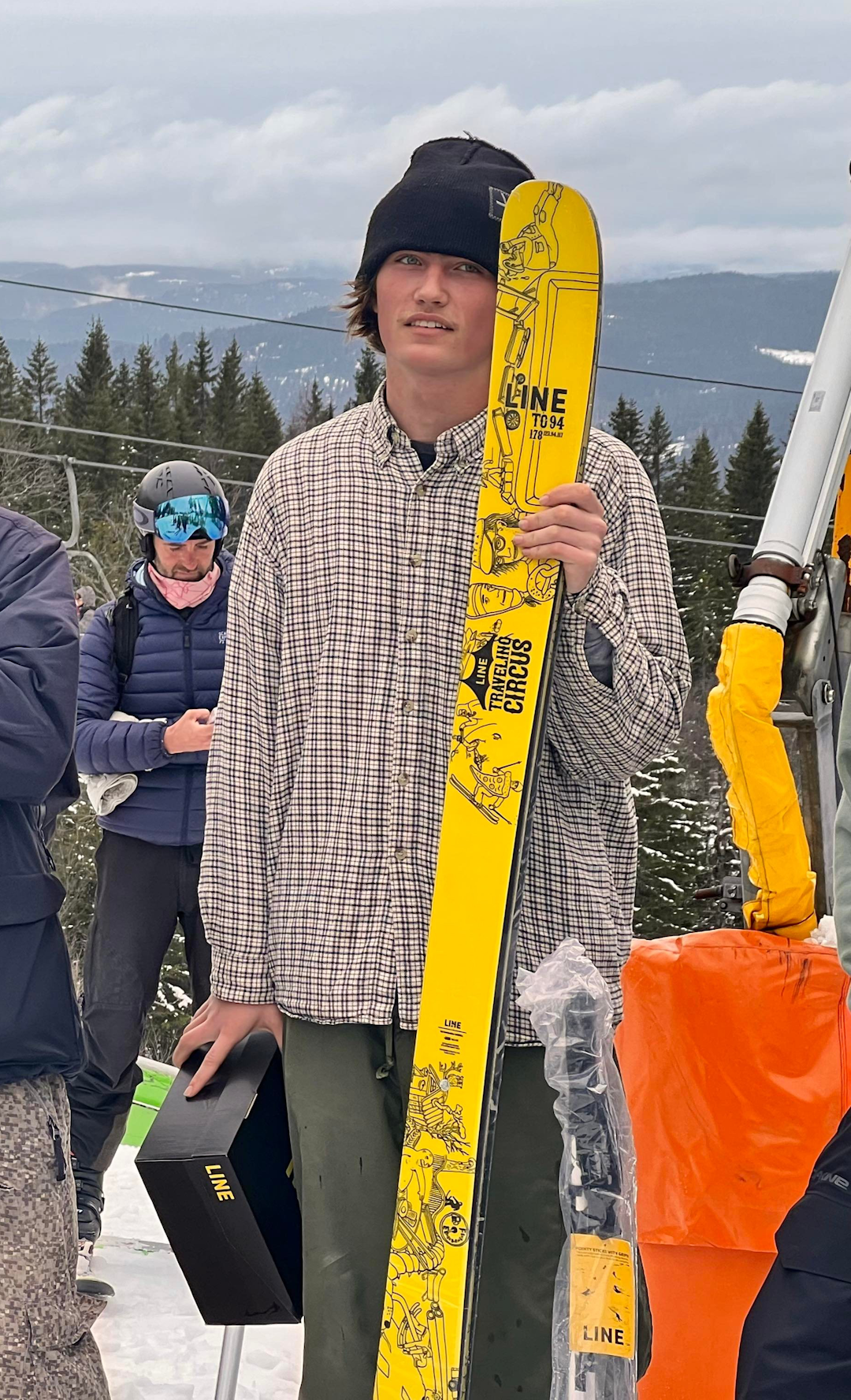 EKSKLUSIVT: Isak Lorenzo med sine nye ski fra Line Traveling Circus. Foto: Fredrik Ouren Jostad EKSKLUSIVT: Isak Lorenzo med sine nye ski fra Line Traveling Circus. Foto: Fredrik Ouren Jostad