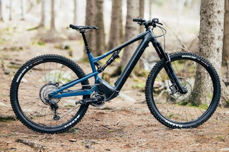 FRA THE ROCKIES TIL NORGE: Rocky Mountain har laget el-motoriserte versjoner av flere av syklene sine. Instinct Powerplay er den klassiske stisykkelen. Foto: Kristoffer H. Kippernes. Rocky Mountain Instinct Powerplay elsykkel test