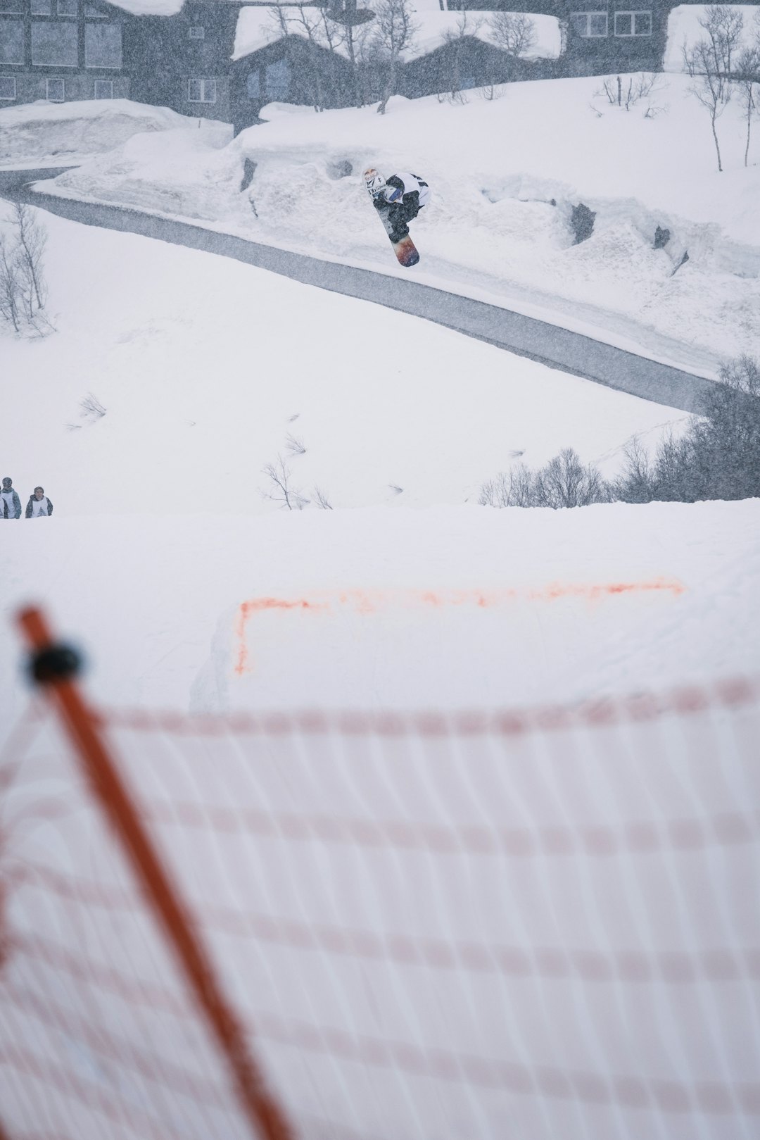 I SNØDRIV PÅ HOVDEN: Marcus Kleveland flyr seg inn til enda en norgesmestertittel i snowboard. Foto: Daniel Tengs