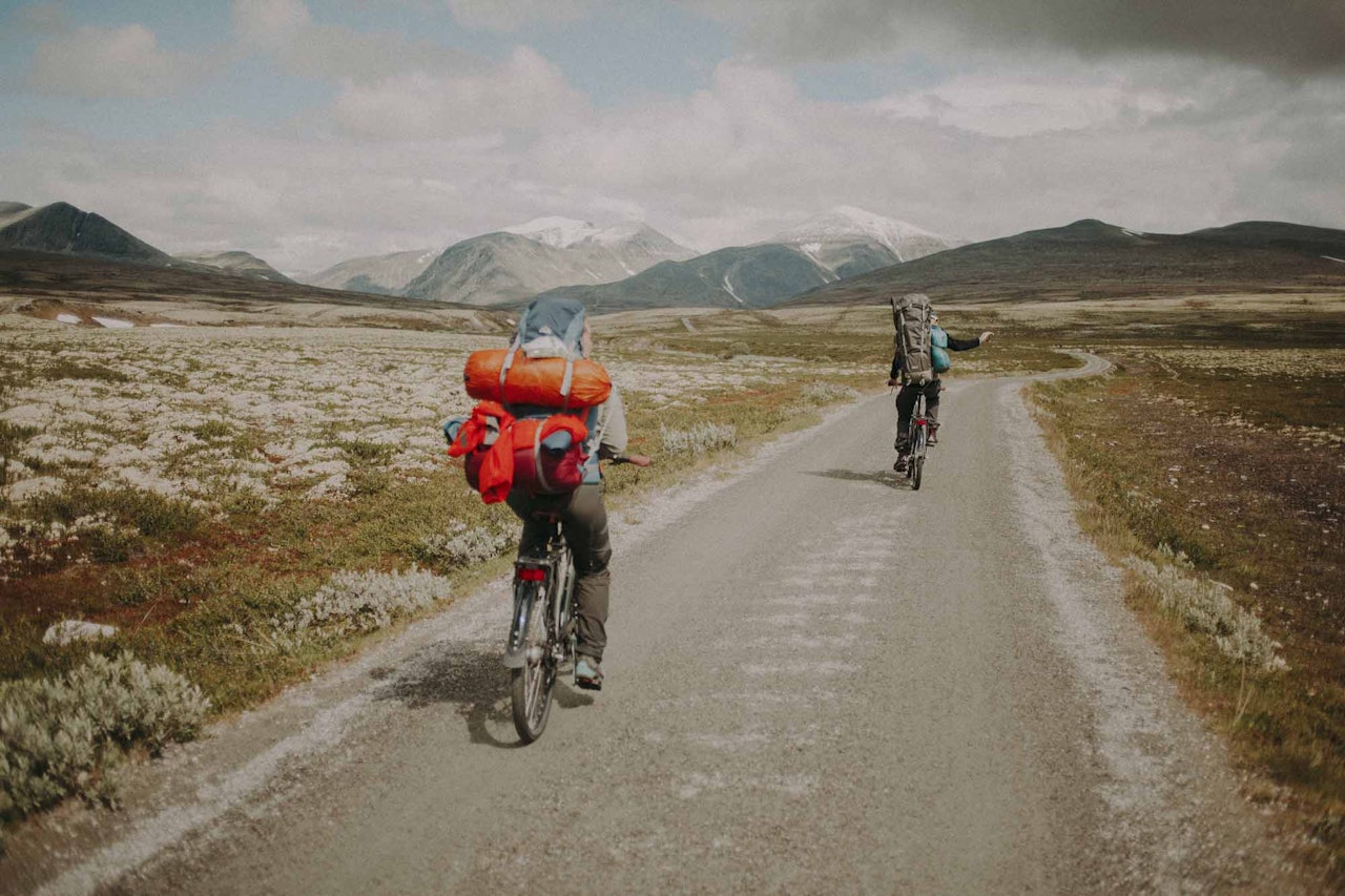 LOVLIG: Å sykle umotorisert sykkel langs denne grusveien inn til Rondvassbu, er et unntak fra et ellers ganske strengt regelverk for sykling i Rondane nasjonalpark. Foto: Kristoffer H. Kippernes. sykling i nasjonalpark