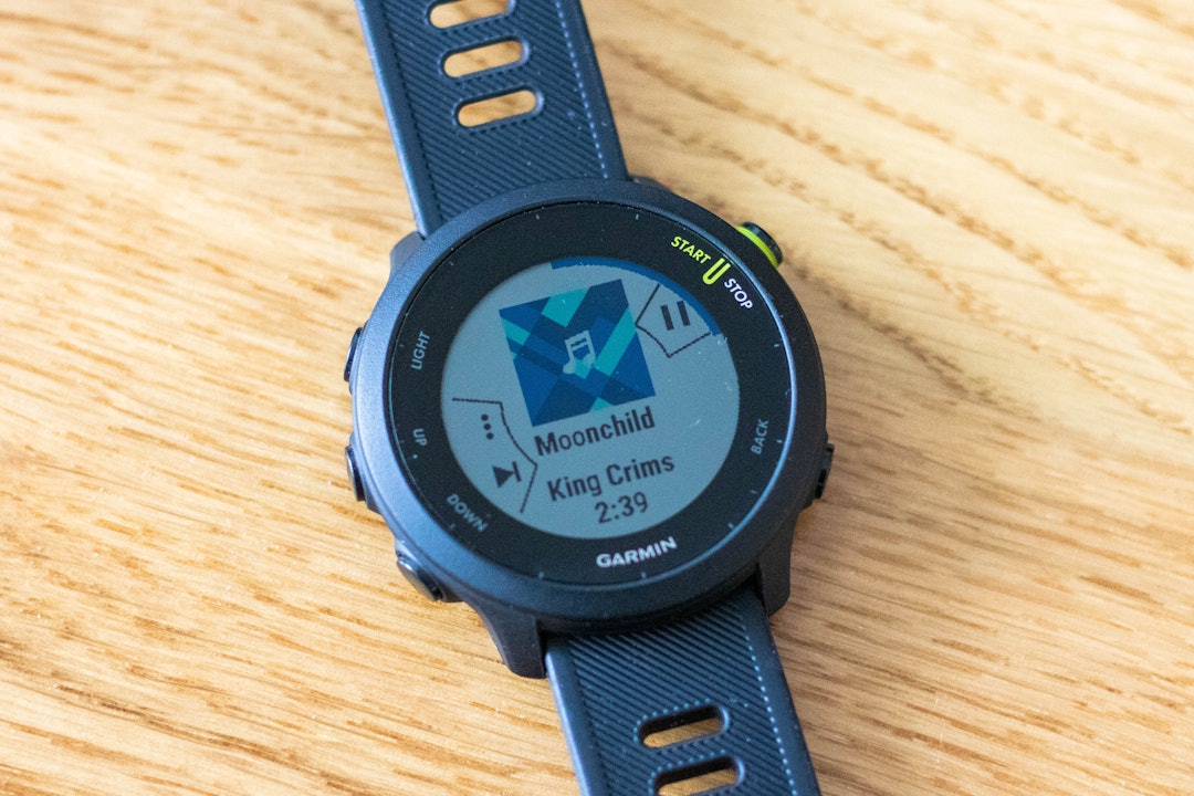 MUSIKKSTYRING: Garmin Forerunner 55 kan styre spor og volum, men har ikke intern lagring av musikken. Foto: Knut Andreas Lone Garmin Forerunner 55