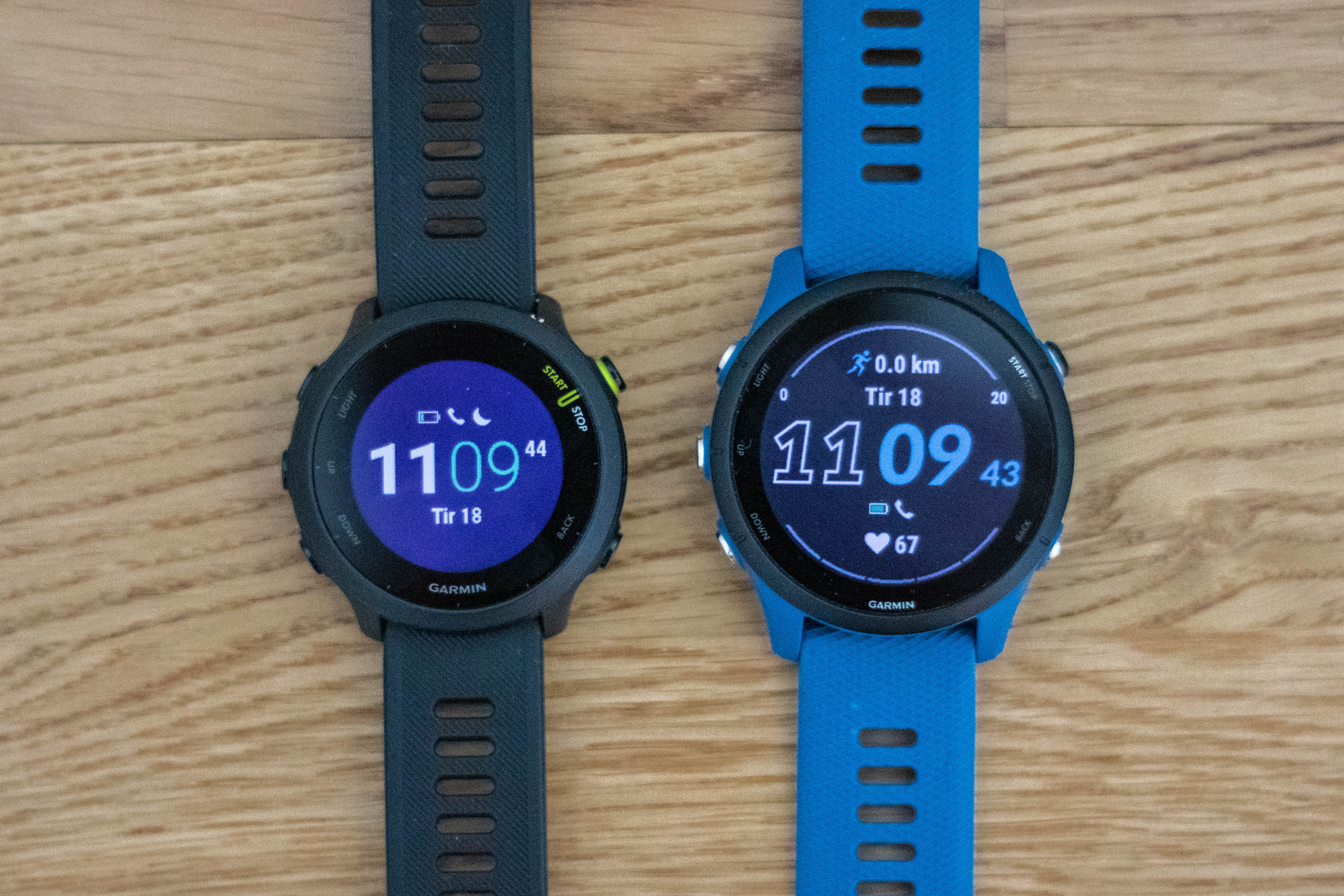 EN DEL MINDRE: Garmin Forerunner 55 har ganske liten skjerm. Her ser du i forhold til Forerunner 255.