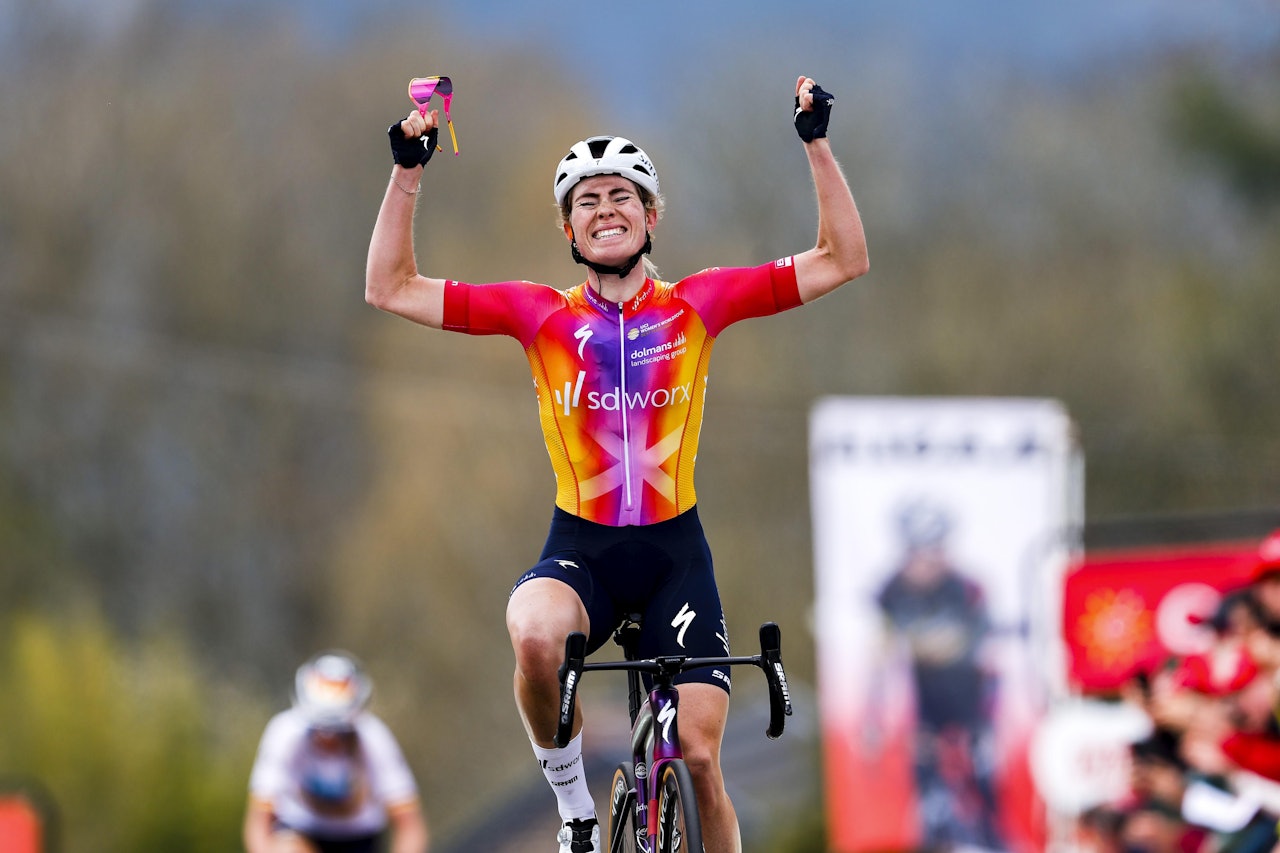 OVERLEGEN: Demi Vollering kontrollerte fra bunn til topp i Mur de Huy. Foto: Cor Vos OVERLEGEN: Demi Vollering kontrollerte fra bunn til topp i Mur de Huy. Foto: Cor Vos