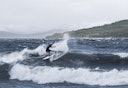 FERSKVANN: Tim Latte er en av Nordens absolutt beste surfere, og fikk seg en positiv overraskelse da han hoppet i bølgene på Kallsjö. Foto: David Kanterm