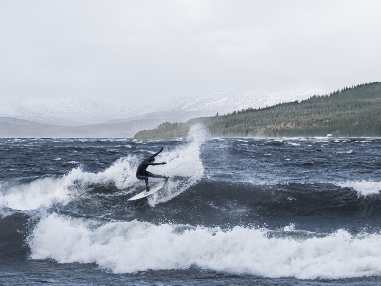 FERSKVANN: Tim Latte er en av Nordens absolutt beste surfere, og fikk seg en positiv overraskelse da han hoppet i bølgene på Kallsjö. Foto: David Kanterm