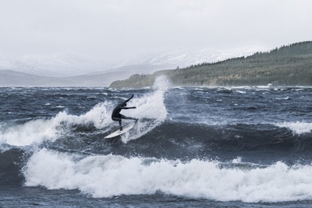 FERSKVANN: Tim Latte er en av Nordens absolutt beste surfere, og fikk seg en positiv overraskelse da han hoppet i bølgene på Kallsjö. Foto: David Kanterm FERSKVANN: Tim Latte er en av Nordens absolutt beste surfere, og fikk seg en positiv overraskelse da han hoppet i bølgene på Kallsjö. Foto: David Kanterm