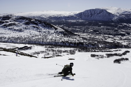MYK SNØ OG SOMMERTEMPERATURER: Slik så det ut da Ida Gunleiksrud testa carvingski i Oppdal onsdag denne uka. Foto: Martin Innerdal Dalen MYK SNØ OG SOMMERTEMPERATURER: Slik så det ut da Ida Gunleiksrud testa carvingski i Oppdal onsdag denne uka. Foto: Martin Innerdal Dalen