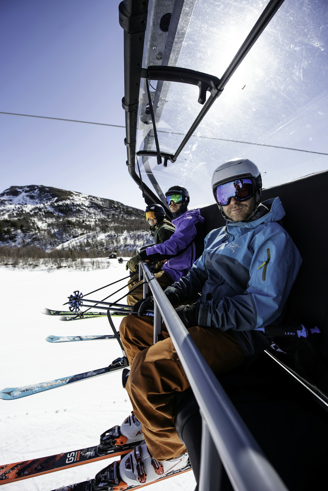 NYHEISEN: Ida Gunleiksrud kjører stolheis sammen med skitest-kollegene Pål Røsrud og Erlend Sande. Foto: Martin Innerdal Dalen