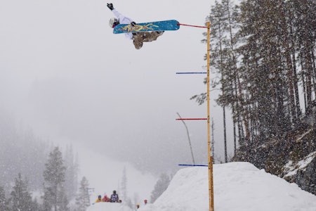 LUFTIG: Terje Håkonsen setter standarden under old boys-NM i Uvdal 2023 med en skyhøy backside air i halfpipen. Foto: Trygve Holte