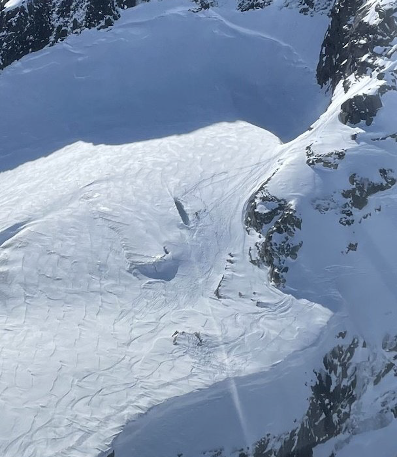 SPREKK: I midten av bildet ser man sprekken som mannen skal ha falt ned i. Foto: Hovedredningssentralen SPREKK: I midten av bildet ser man sprekken som mannen skal ha falt ned i. Foto: Hovedredningssentralen