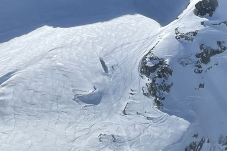 SPREKK: I midten av bildet ser man sprekken som mannen skal ha falt ned i. Foto: Hovedredningssentralen SPREKK: I midten av bildet ser man sprekken som mannen skal ha falt ned i. Foto: Hovedredningssentralen