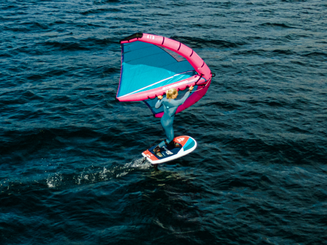 FLYR I LITE VIND: Mange tenker wingfoiling er et lettvindsalternativ til windsurfing, men etterhvert som man kommer i gang opplever man også hvor bra det fungerer når det blåser mye. (bildet Oda Johanne Stokstad Brødholt). Foto: Christian Nerdrum