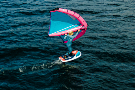 FLYR I LITE VIND: Mange tenker wingfoiling er et lettvindsalternativ til windsurfing, men etterhvert som man kommer i gang opplever man også hvor bra det fungerer når det blåser mye. (bildet Oda Johanne Stokstad Brødholt). Foto: Christian Nerdrum FLYR I LITE VIND: Mange tenker wingfoiling er et lettvindsalternativ til windsurfing, men etterhvert som man kommer i gang opplever man også hvor bra det fungerer når det blåser mye. (bildet Oda Johanne Stokstad Brødholt). Foto: Christian Nerdrum