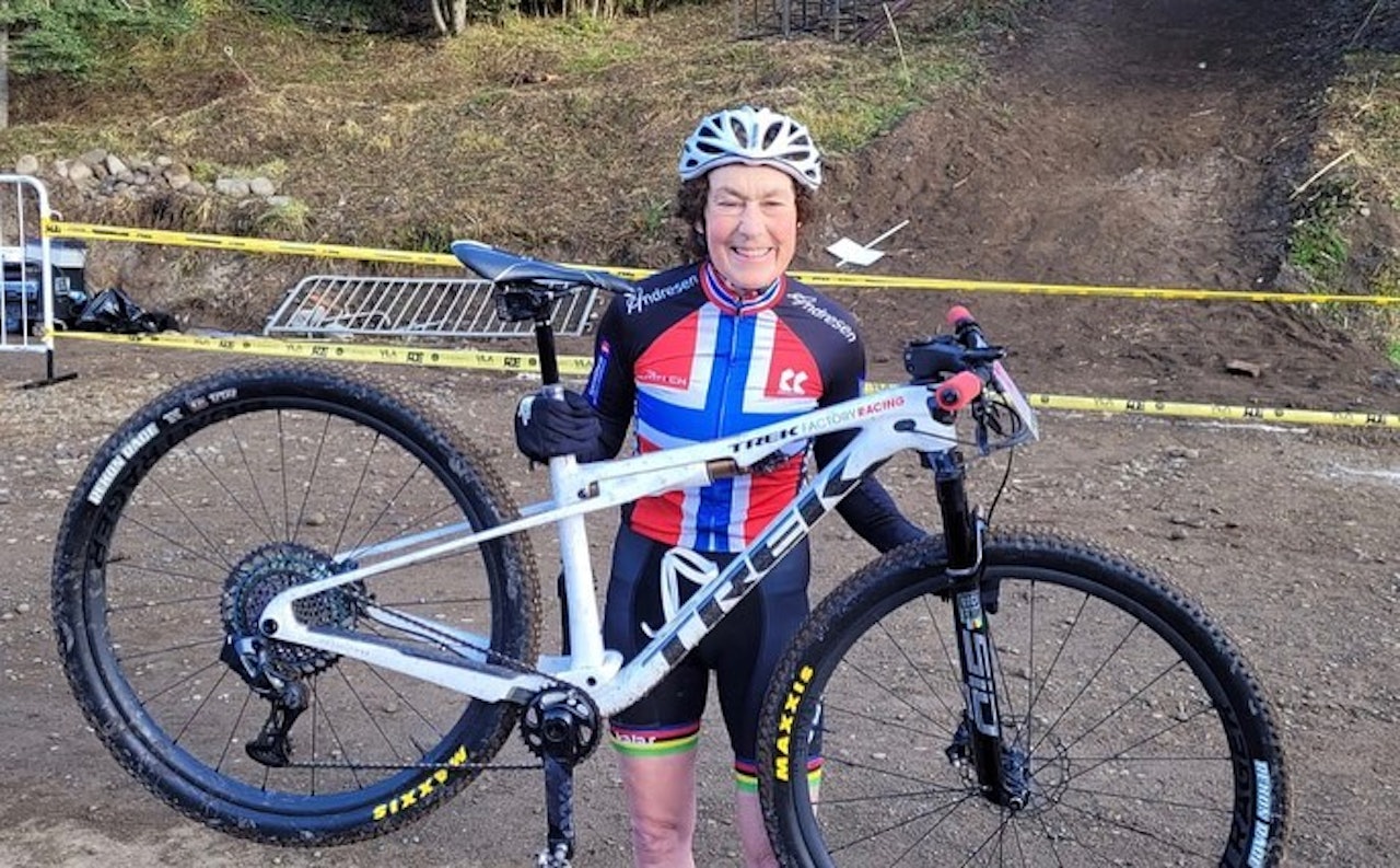 PALLEN IGJEN: Gjertrud Bø fra Norge og Soon CK tok sølv i masters-VM i rundbane i Cairns. Arkivfoto: Privat. gjertrud bø verdensmester