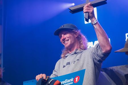 SEIER: En strålende fornøyd Martin Venedik med beviset på at han gikk til topps i herreklassen ski under XFree. Foto: Naomi Papaya SEIER: En strålende fornøyd Martin Venedik med beviset på at han gikk til topps i herreklassen ski under XFree. Foto: Naomi Papaya