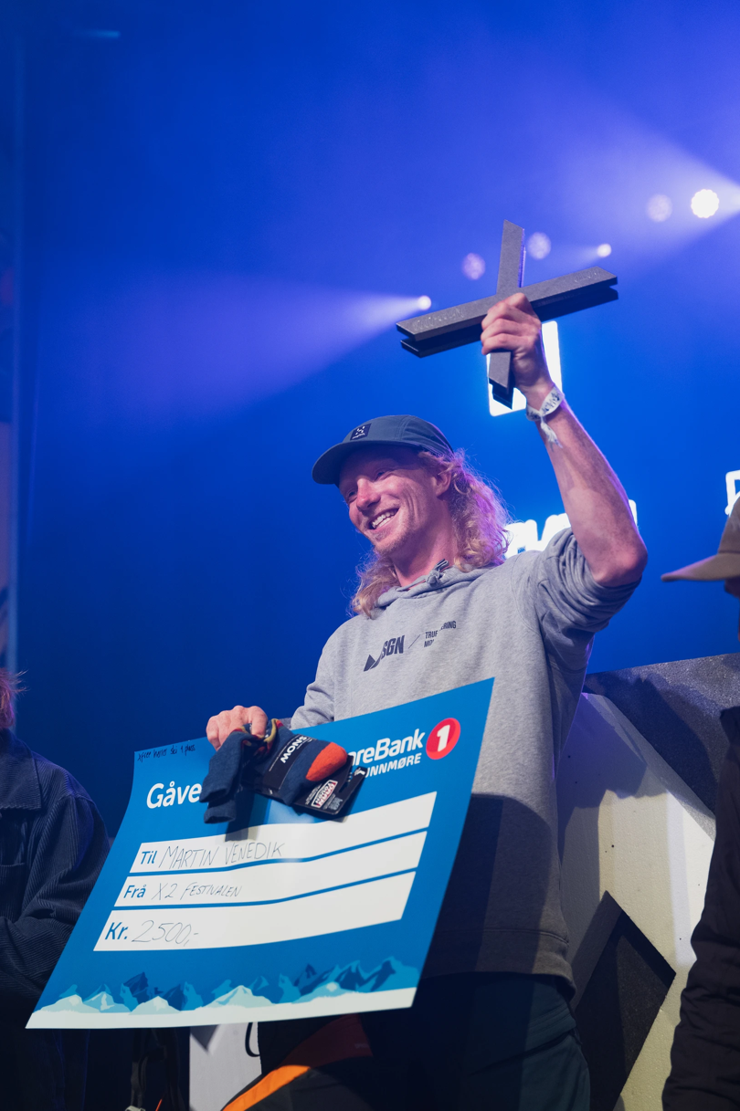 SEIER: En strålende fornøyd Martin Venedik med beviset på at han gikk til topps i herreklassen ski under XFree i fjor. Foto: Naomi Papaya. Martin Venedik