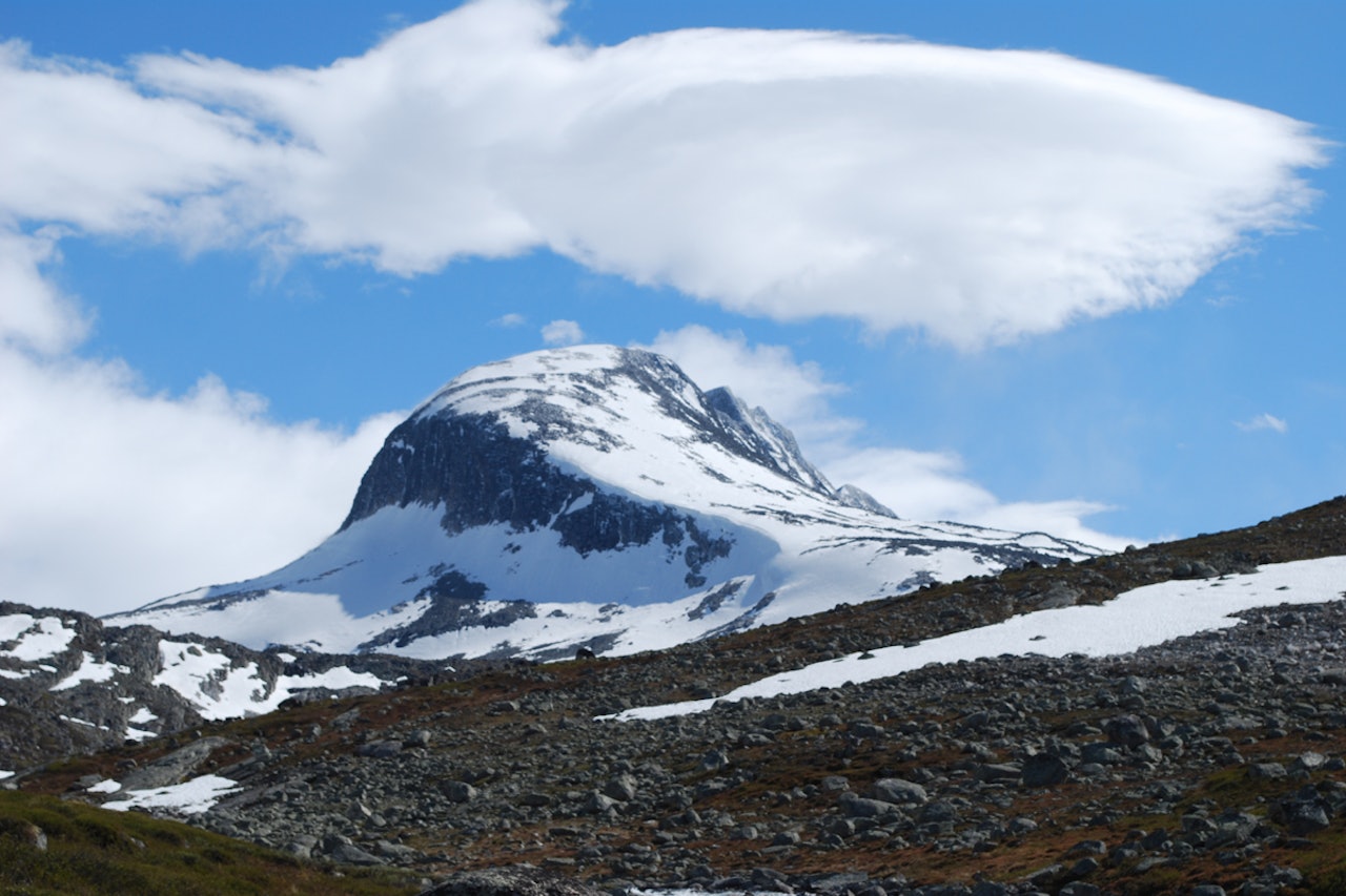 RUVER I LANDSKAPET: Tverrådalskyrkja sett fra sør. Foto: Cato Edvardsen tverrådalskyrkja breheimen