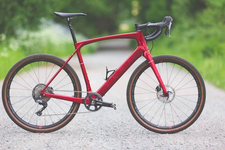 LEKKER OG ALLSIDIG: Fara Gravel-R har et klassisk utseende. Den røde fargen er flott. LEKKER OG ALLSIDIG: Fara Gravel-R har et klassisk utseende. Den røde fargen er flott.