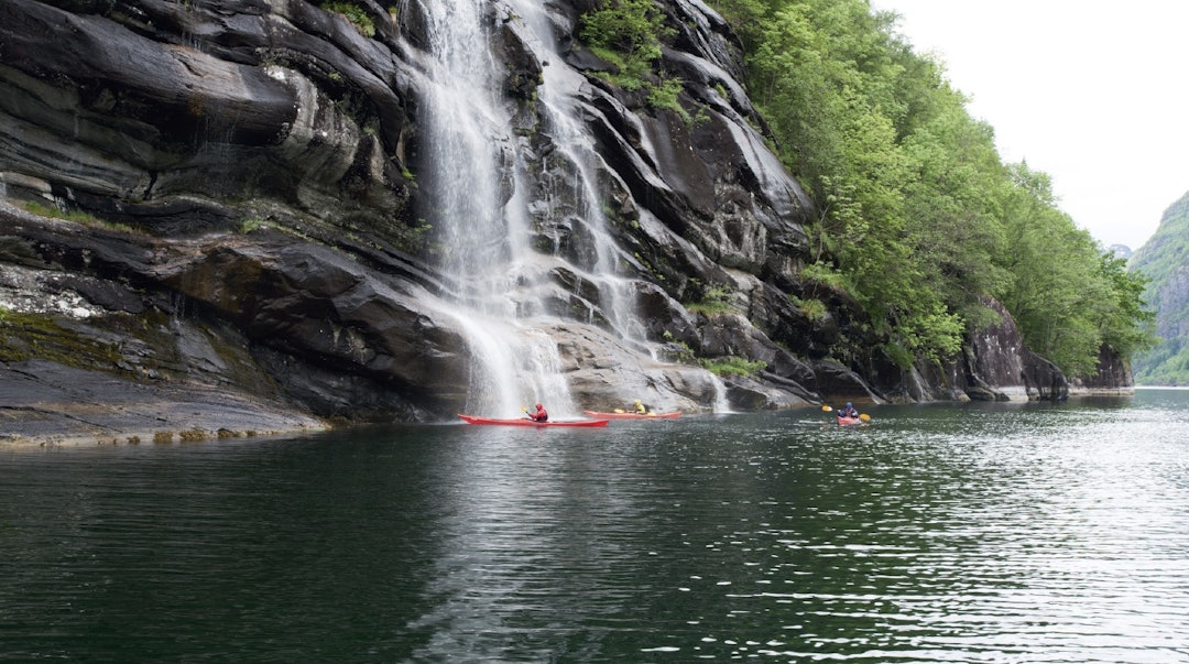 OPPDAGELSESFERD I HARDANGER: Padling i Fyksesundet byr på en rekke opplevelser underveis. Foto: Vera Simonsen  hardanger fyksesundet
