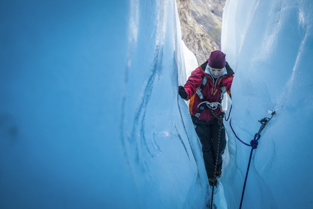 IS-SOMMER: Å tre inn i en verden av blåis er langt unna hverdagen for de aller fleste. Her er vi på Eventyrisen på Svellnosbreen. Foto: Marte Stensland Jørgensen  Eventyrisen_MarteSJorgensen -10 kopi-kopi