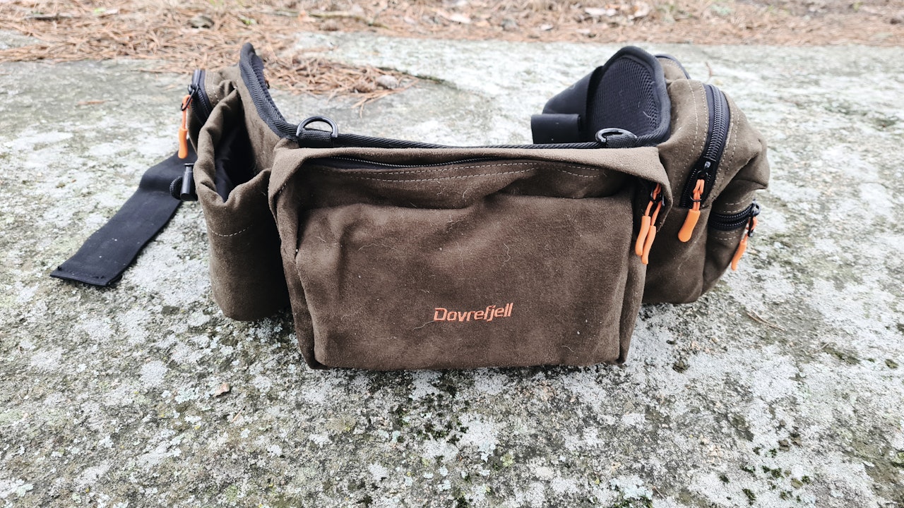 HOFTEBELTE: Mange rom, og egen vannflaske-lomme med snøring i toppen. dovrefjell forest hoftebelte tur test