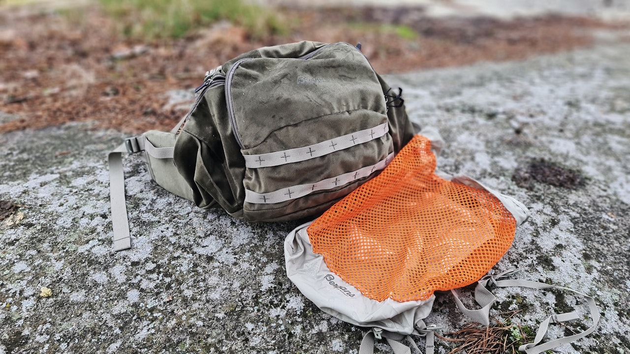 BERGANS RUMPETASKE: Bergans Budor byr på romslig baklomme og medfølgende rypenett, som kan festes som en sekk over hoftebeltet. bergans rumpetaske hoftebelte test