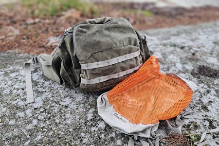 BERGANS RUMPETASKE: Bergans Budor byr på romslig baklomme og medfølgende rypenett, som kan festes som en sekk over hoftebeltet. bergans rumpetaske hoftebelte test