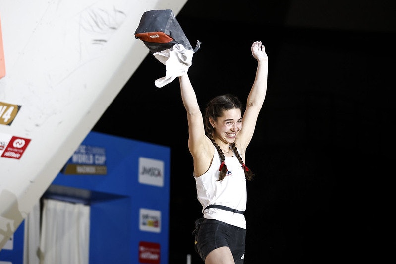 Brooke Raboutou med sin første verdenscupseier. Foto: Dimitris Tosidis/ IFSC