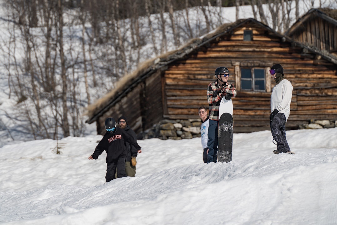 BAKKEPRAT: Artikkeforfatter Kenneth Erlandsen og Terje Haakonsen er enige om at snowskate er gøy. Foto: Ole Andreas Stang