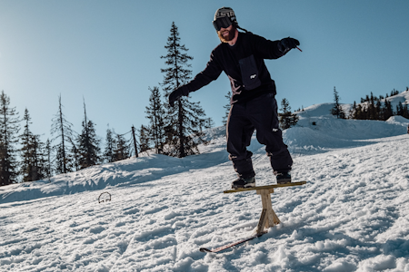 OOOHHHYYYEEEAAAHHH: Rykkinn-legende Aleks Østreng var blant de som fant balansen på den absurde farkosten. Foto: Even Brekke OOOHHHYYYEEEAAAHHH: Rykkinn-legende Aleks Østreng var blant de som fant balansen på den absurde farkosten. Foto: Even Brekke