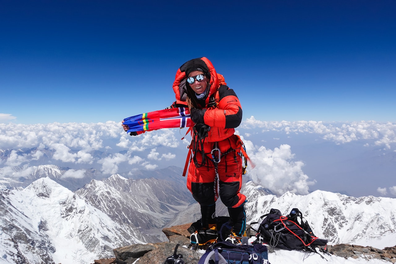 GODT I GANG: Etter å ha nådd toppen av Cho Oyu på grensen mellom Kina og Tibet er Kristin Harila foreløpig i rute til å slå verdensrekorden. Dette bildet er fra da hun var på toppen av Nanga Parbat under hennes forrige rekordforsøk.Arkivfoto: Osprey