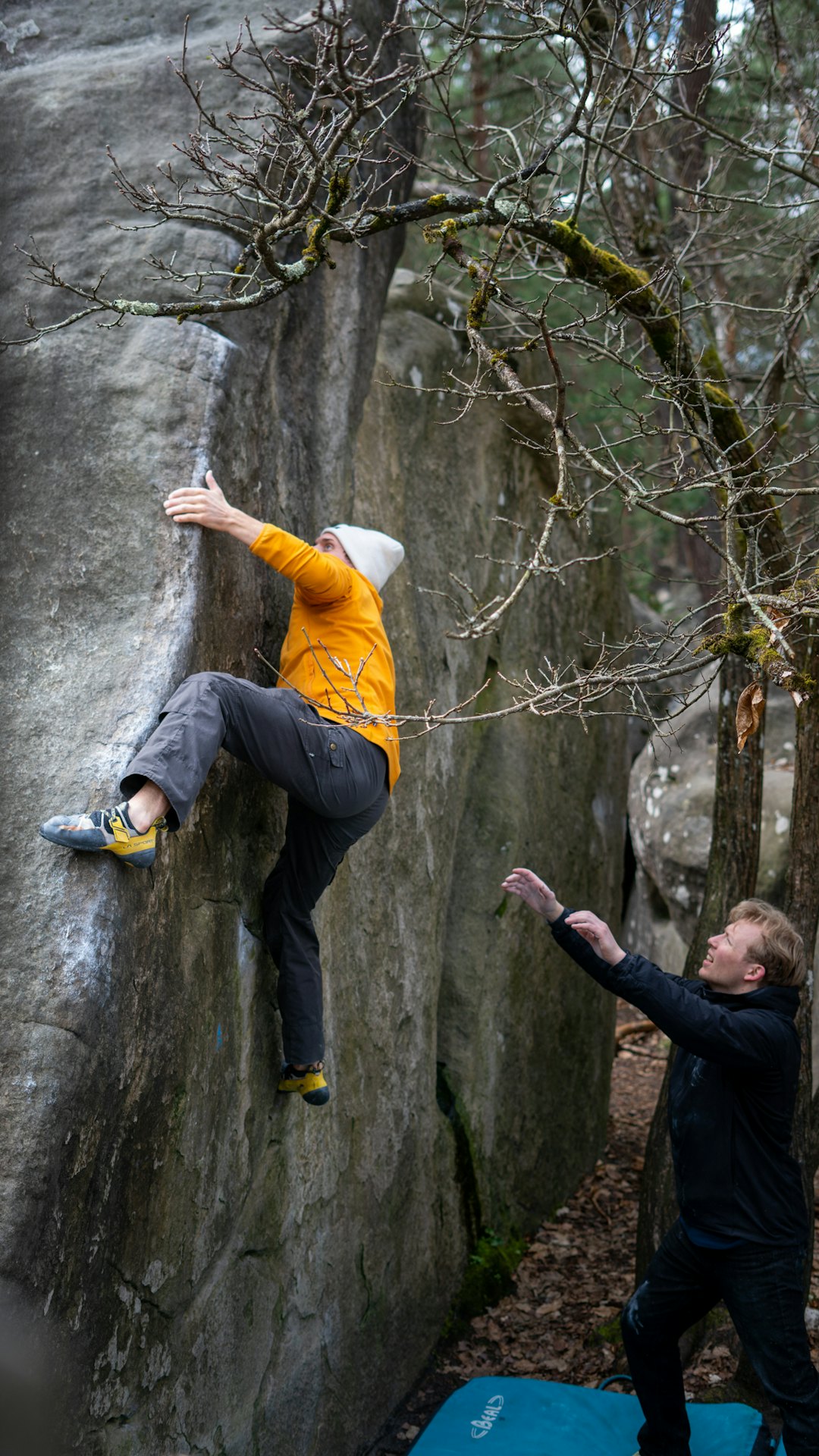 Vemund Gurigard klatrer og Sverre Runde spotter. Foto: Magnus Hveding