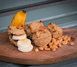 SAFTIGE BOLLER: Med bare fire ingredienser er det ganske raskt og lett å lage disse supergode bollene. Foto: Sigrid Henjum glutenfrie boller med banan og peanøtter