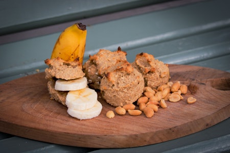 SAFTIGE BOLLER: Med bare fire ingredienser er det ganske raskt og lett å lage disse supergode bollene. Foto: Sigrid Henjum glutenfrie boller med banan og peanøtter