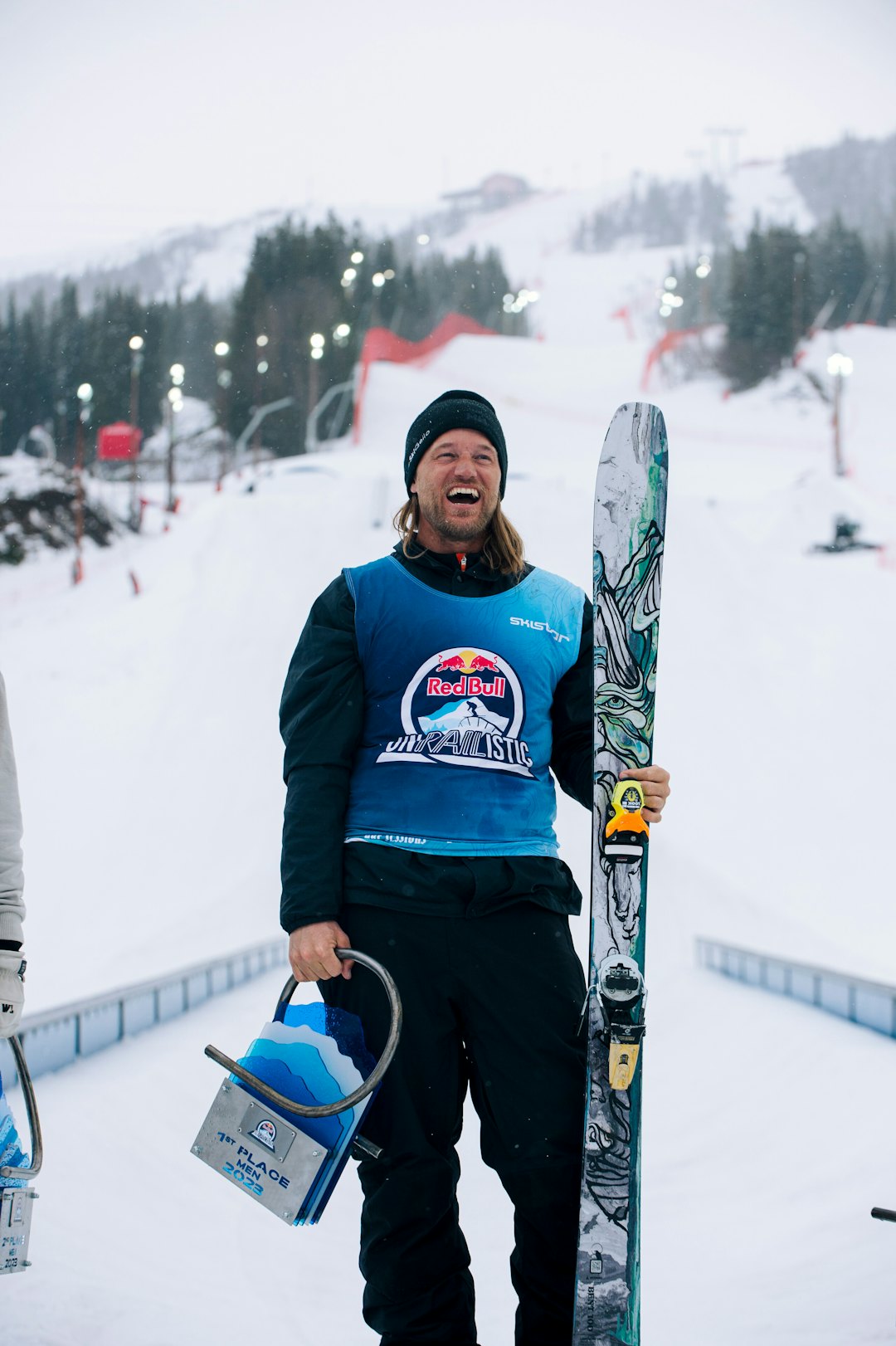 SURPRICE, SURPRICE: Andreas Haaveit overrasket både seg selv og resten av freeski-verden i Åre ved å kjøre seg inn til førsteplass i fjor. Foto: Foto: Adam Klingeteg / Red Bull Content Pool. Andreas Håtveit på pallen