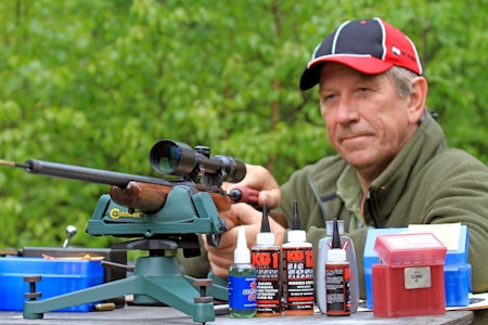 Best i benk: Skyter du mye med rifla, kan det av og til lønne seg med en storrengjøring. Det er kjekt å ha pusseutstyret i orden og en god pussebenk under våpenpuss. Pusse våpen, våpenpuss, riflepuss, haglepuss,