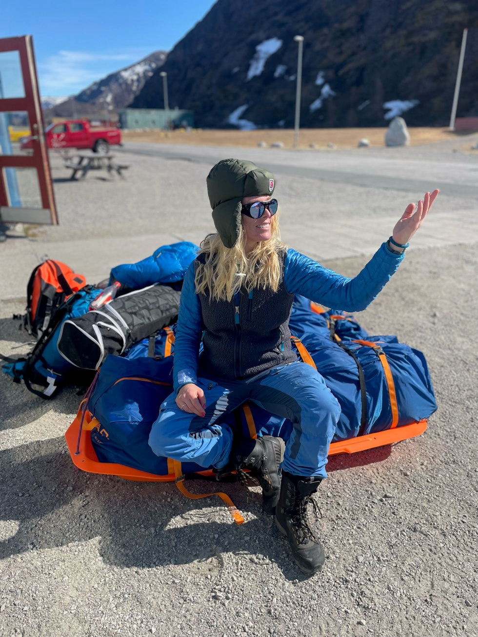 KLAR OFR TRANSPORT: Camilla Ringvold venter på transport videre inn til startpunktet på ekspedisjonen over Grønland. Foto: Privat