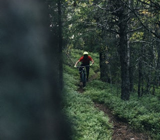 BARNÅLSFLYT: Emil Carlson finner flyten i Ottas bratte fjellsider. Foto: Kristoffer H. Kippernes. stisykling otta