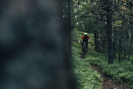 BARNÅLSFLYT: Emil Carlson finner flyten i Ottas bratte fjellsider. Foto: Kristoffer H. Kippernes. stisykling otta