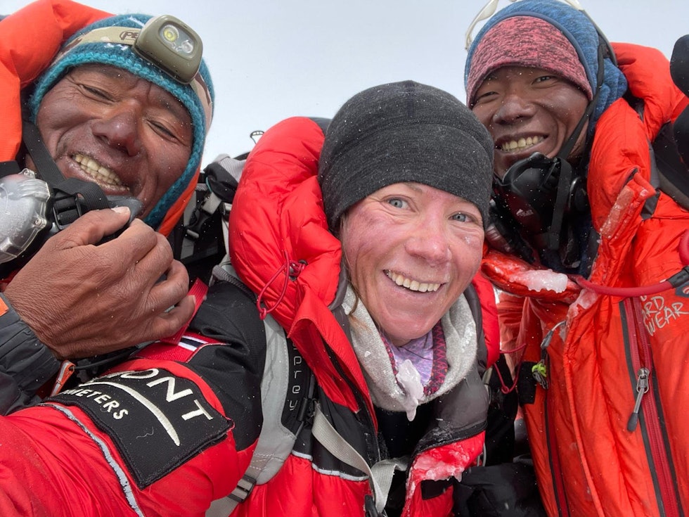 REKORDKVINNE: Kristin Harila sammen med de nepalske klatrerne Dawa Ongju Sherpa og Pasang Dawa Sherpa fra 8K Expeditions. Foto: Kristin Harila
